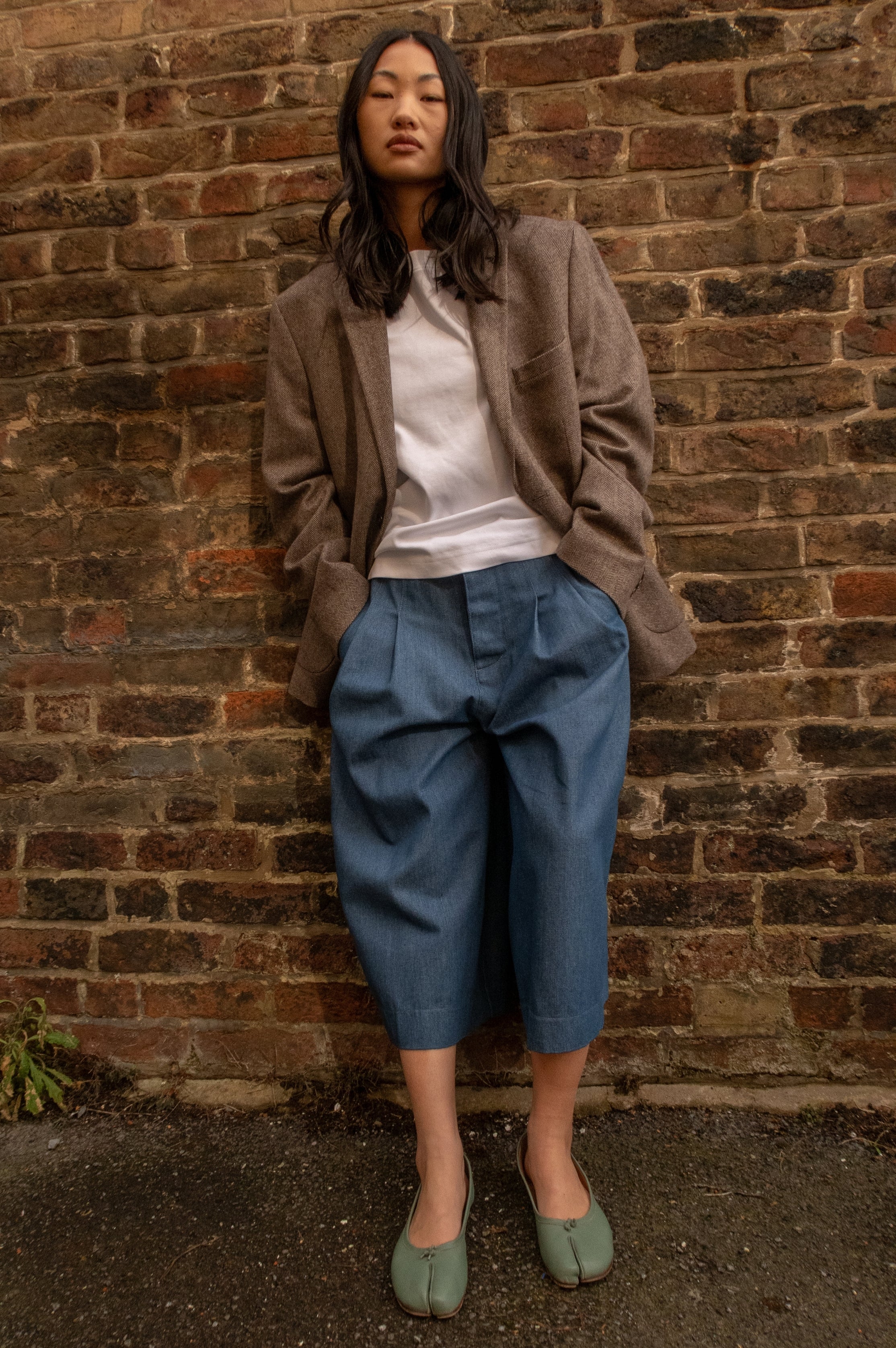 LIGHT WASH BLUE CROPPED TROUSER