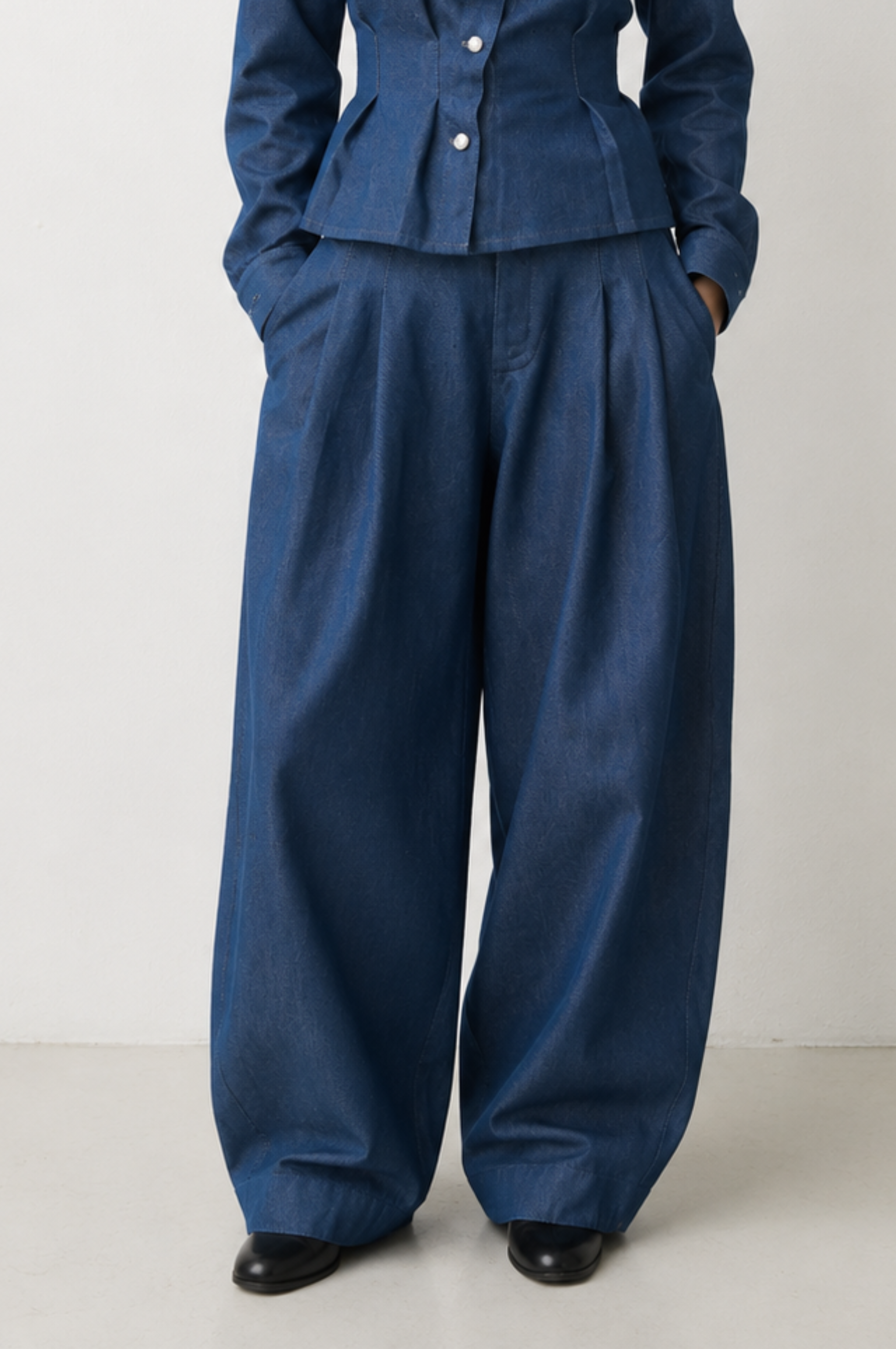 LIGHT WASH BLUE BARREL TROUSER