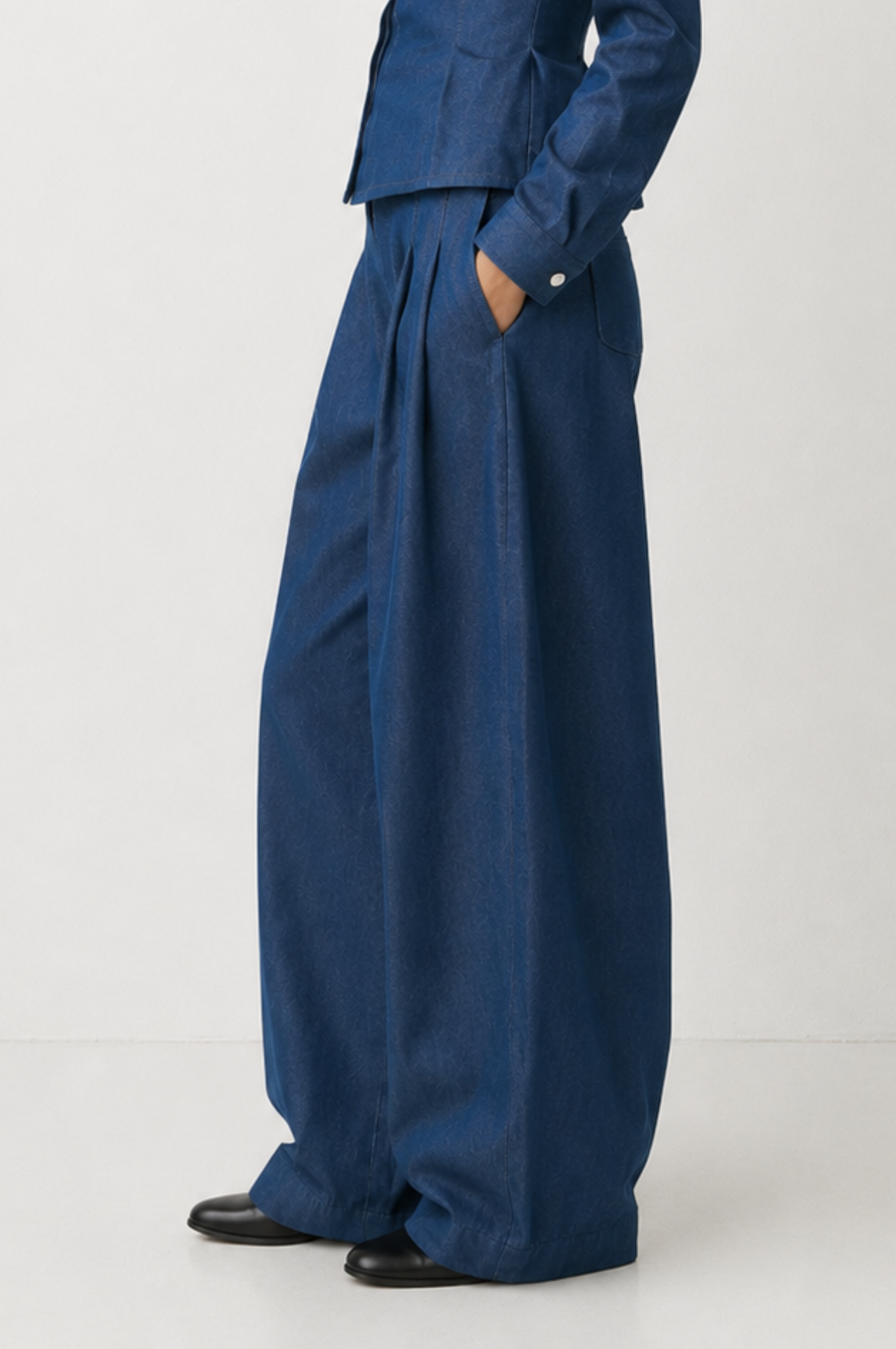 LIGHT WASH BLUE BARREL TROUSER