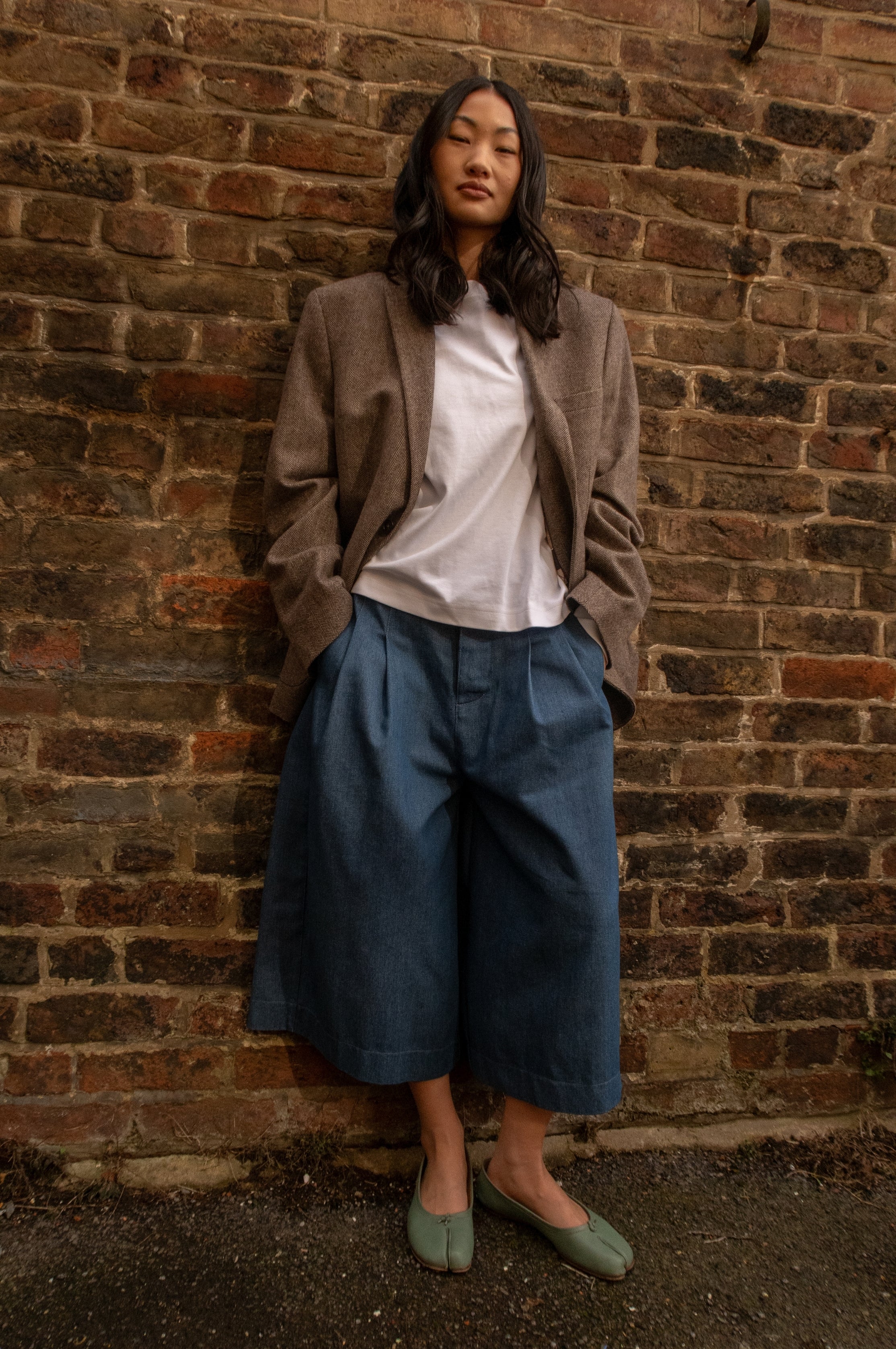 LIGHT WASH BLUE CROPPED TROUSER