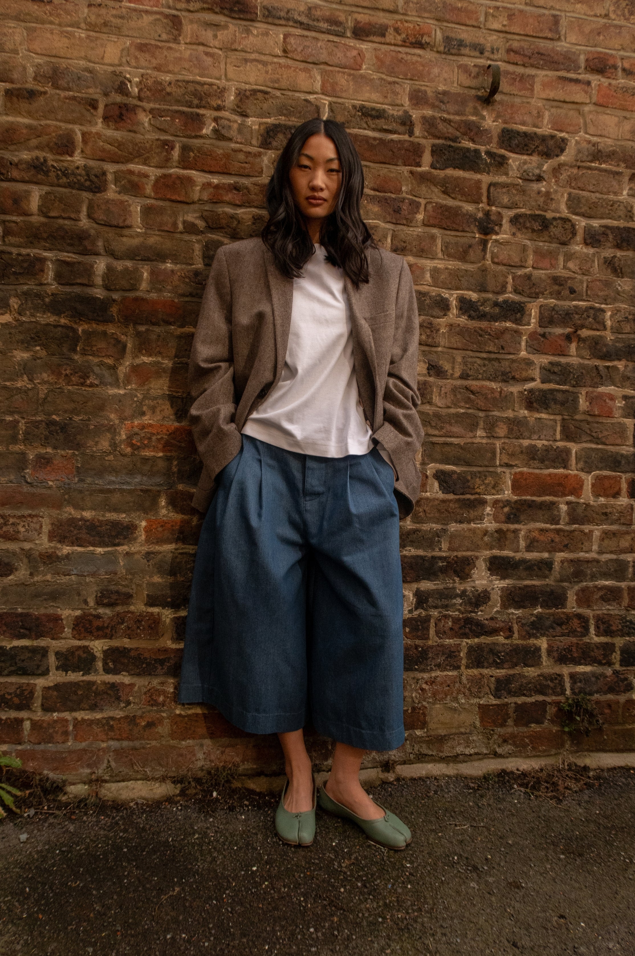 LIGHT WASH BLUE CROPPED TROUSER