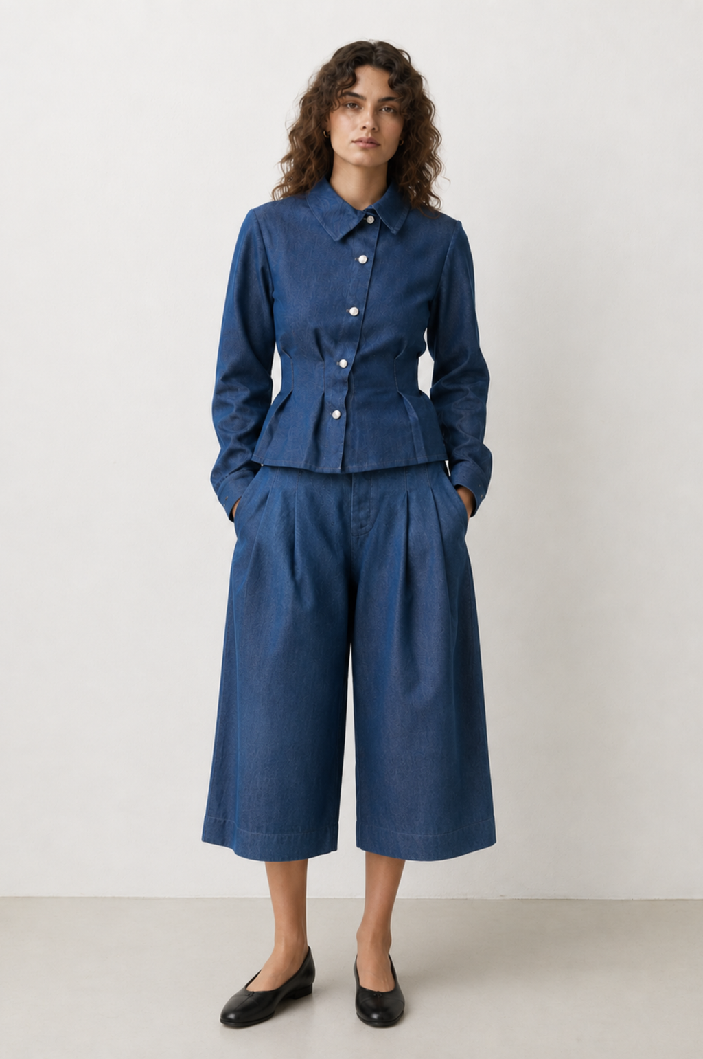 LIGHT WASH BLUE CROPPED TROUSER