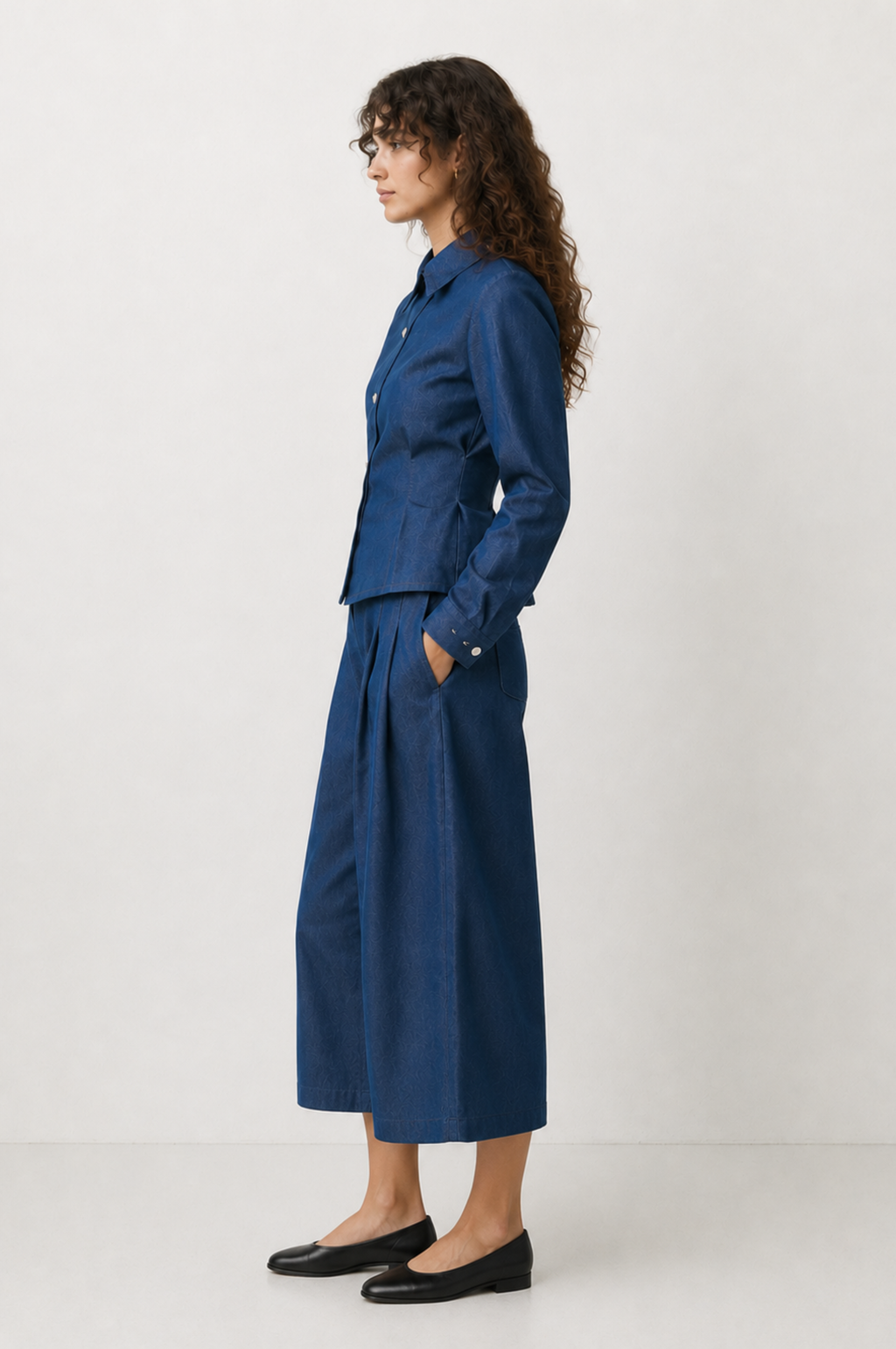 LIGHT WASH BLUE CROPPED TROUSER