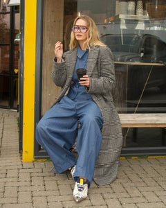 LIGHT WASH BLUE BARREL TROUSER