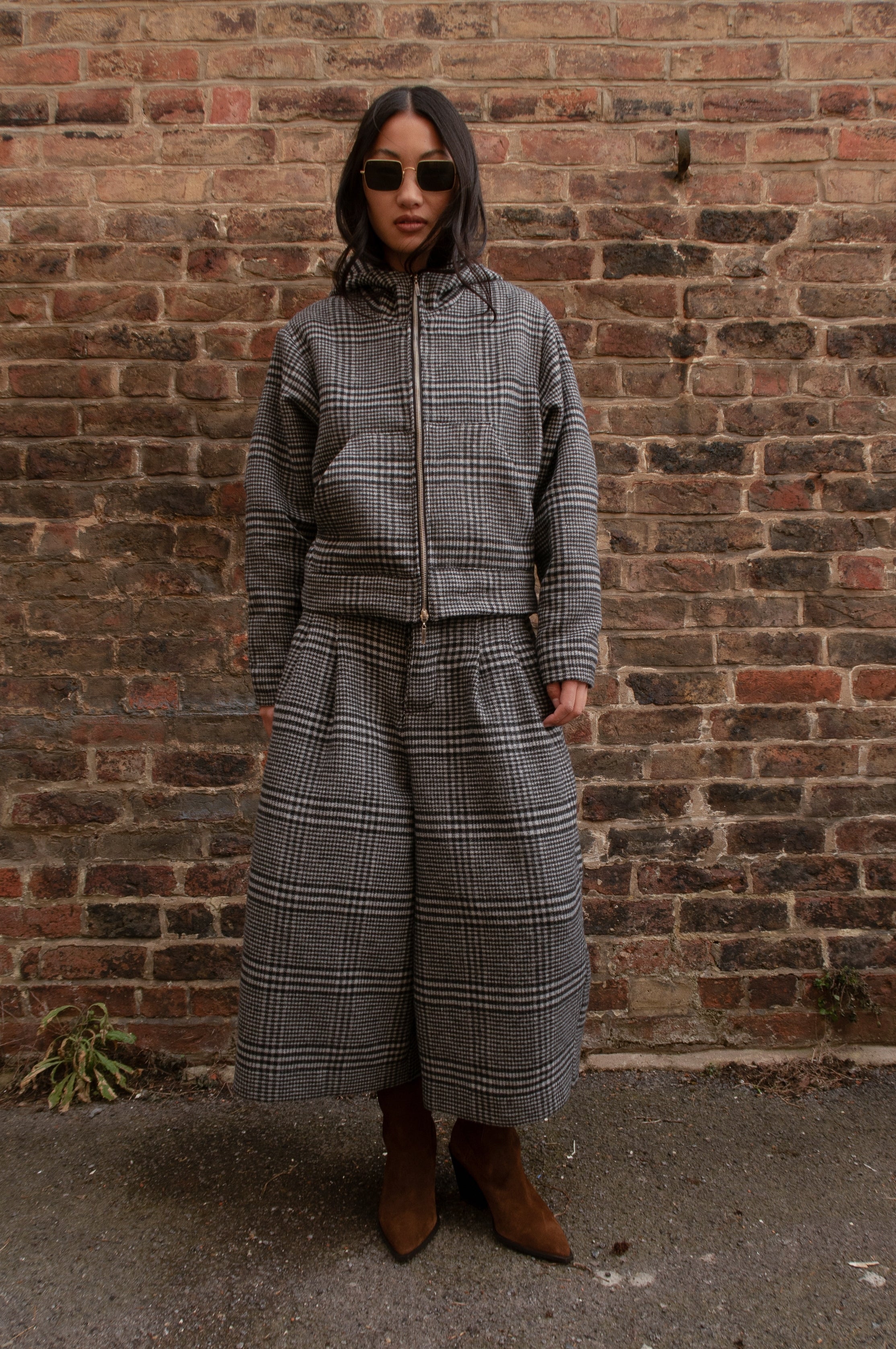 GREY CHECK WOOL CROPPED TROUSERS