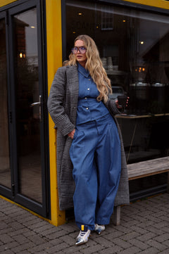 LIGHT WASH BLUE BARREL TROUSER