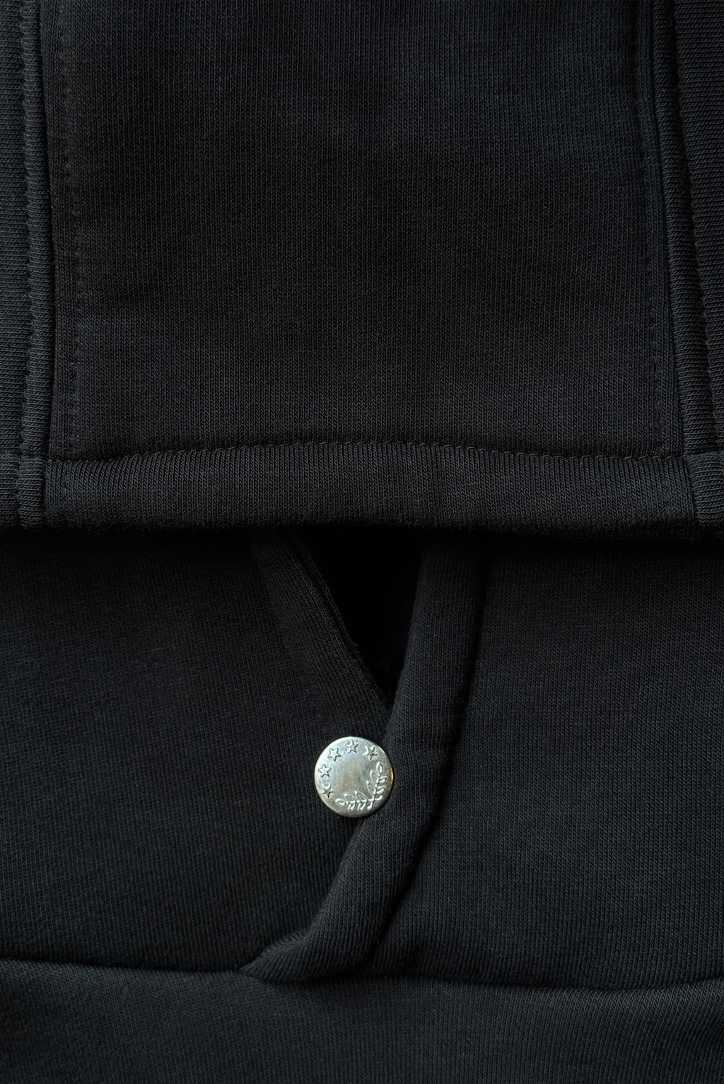 ESSENTIAL BLACK HOODIE