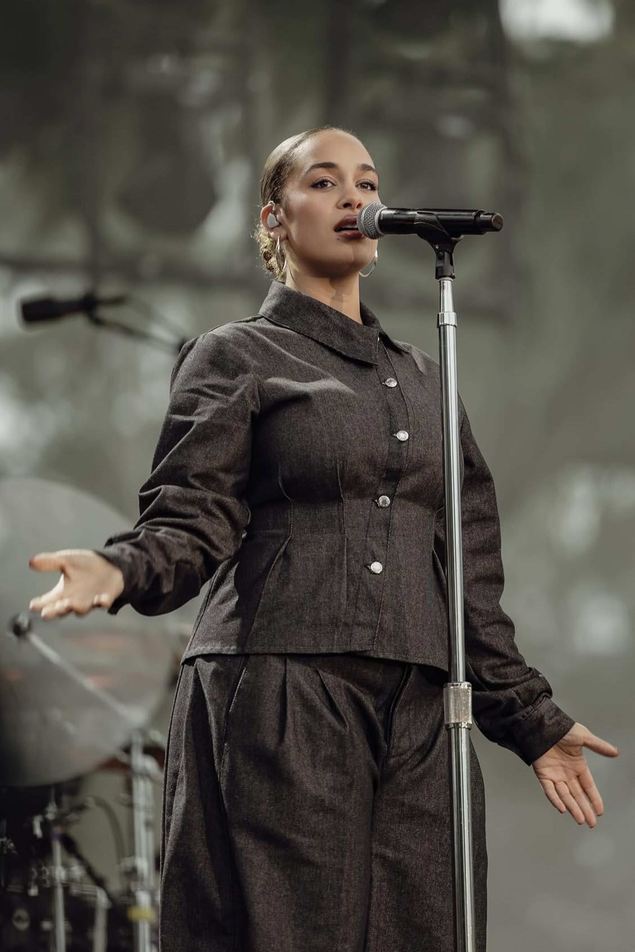 JORJA SMITH BUNDLE (SHIRT & BARREL TROUSER