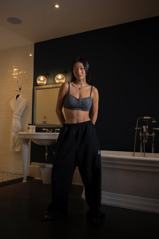 ESSENTIAL STRAIGHT LEG BLACK SWEATPANT