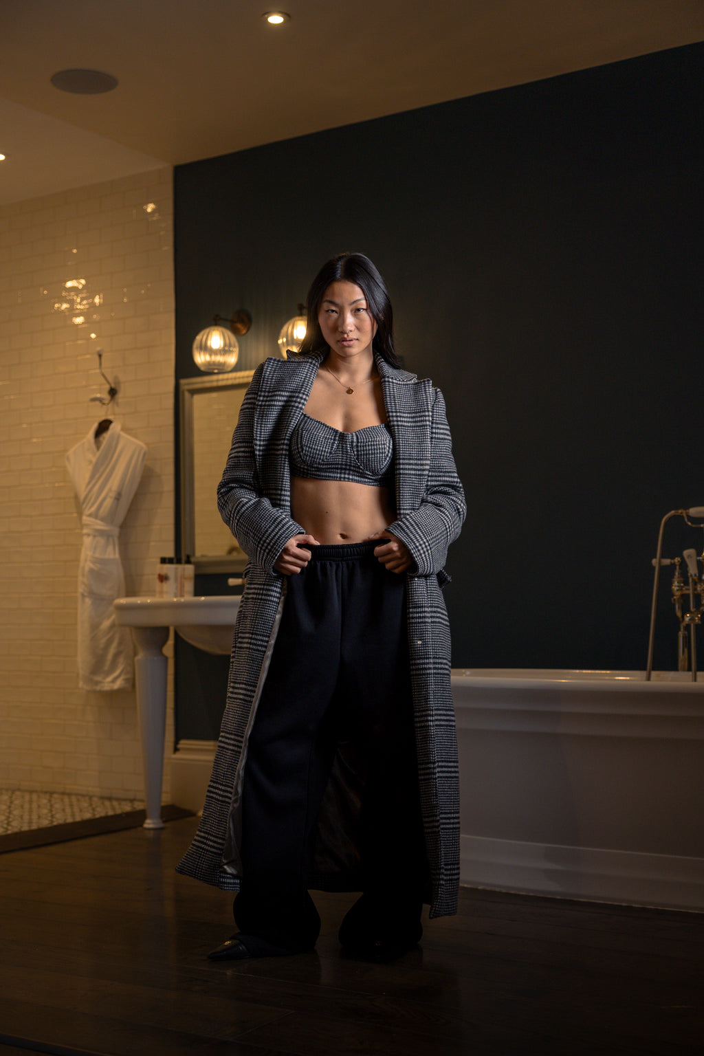 ESSENTIAL STRAIGHT LEG BLACK SWEATPANT