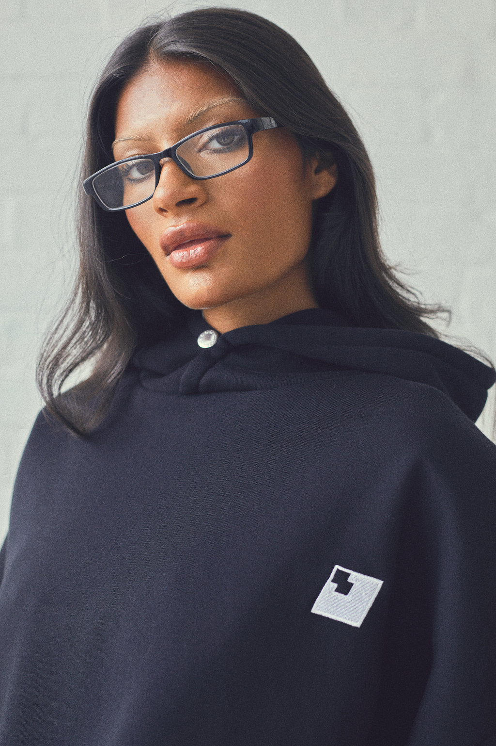 ESSENTIAL BLACK HOODIE