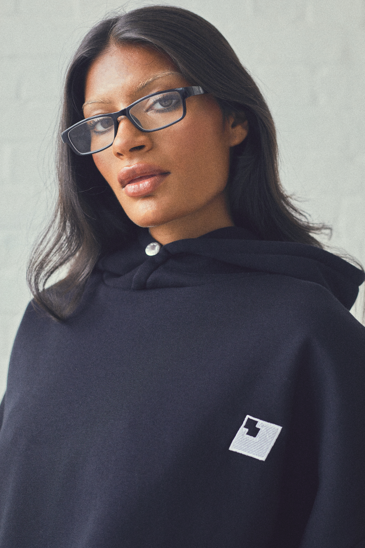 ESSENTIAL BLACK HOODIE